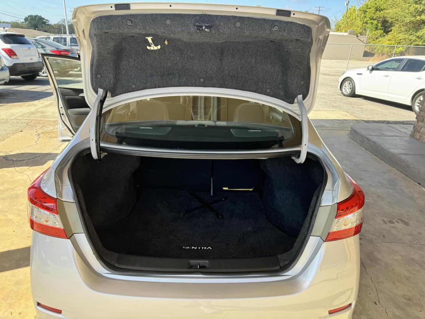 2013 SILVER Nissan Sentra S 6MT (3N1AB7AP4DL) with an 2.0L L4 DOHC 16V engine, 6-Speed Manual transmission, located at 307 West Marshall Avenue, Longview, TX, 75601, (903) 753-3091, 32.500828, -94.742577 - Photo#4