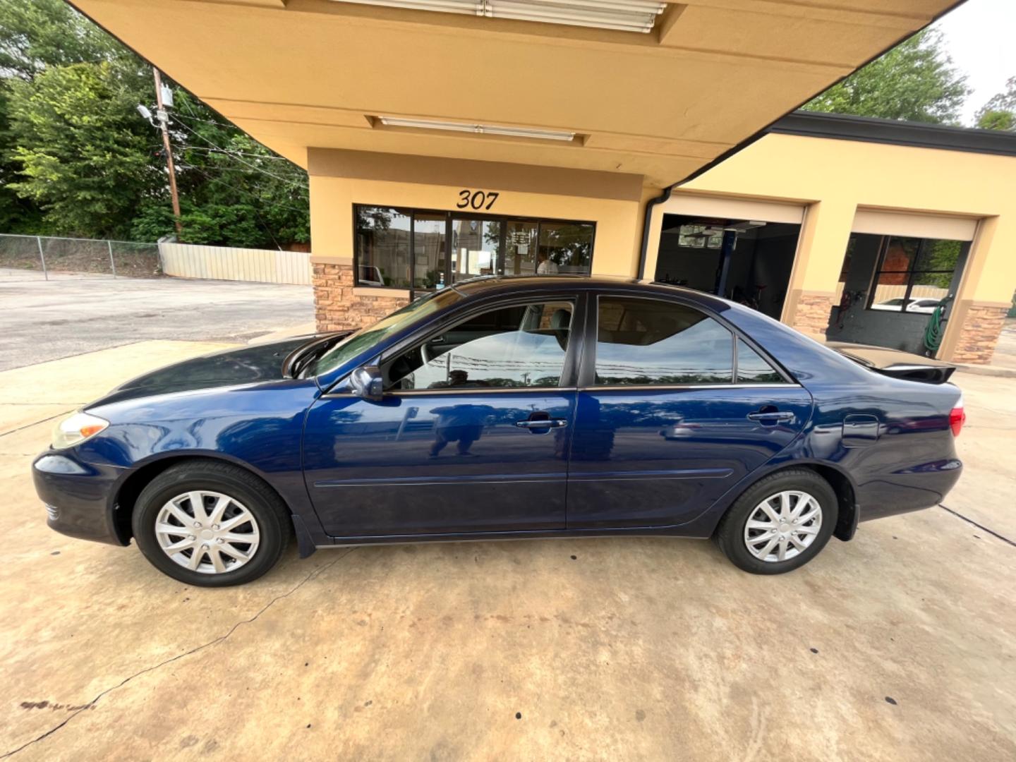 2005 BLUE Toyota Camry LE (4T1BE32K35U) with an 2.4L L4 DOHC 16V engine, located at 307 West Marshall Avenue, Longview, TX, 75601, (903) 753-3091, 32.500828, -94.742577 - Photo#1