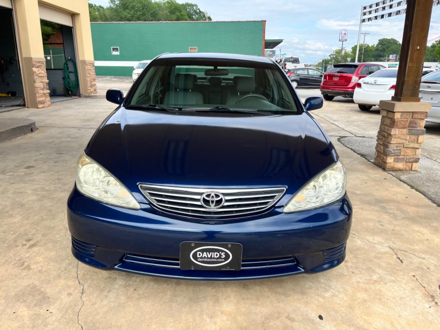 2005 BLUE Toyota Camry LE (4T1BE32K35U) with an 2.4L L4 DOHC 16V engine, located at 307 West Marshall Avenue, Longview, TX, 75601, (903) 753-3091, 32.500828, -94.742577 - Photo#2