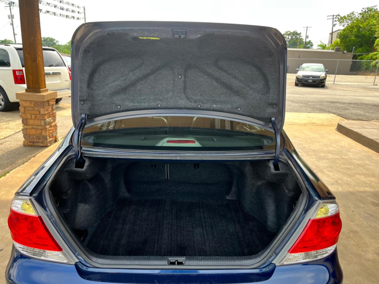 2005 BLUE Toyota Camry LE (4T1BE32K35U) with an 2.4L L4 DOHC 16V engine, located at 307 West Marshall Avenue, Longview, TX, 75601, (903) 753-3091, 32.500828, -94.742577 - Photo#3