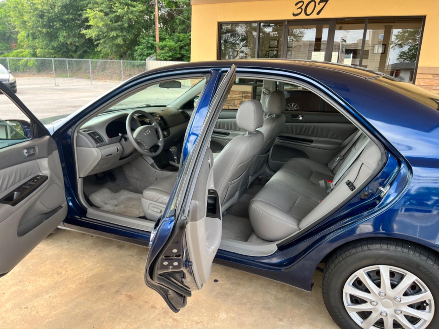 2005 BLUE Toyota Camry LE (4T1BE32K35U) with an 2.4L L4 DOHC 16V engine, located at 307 West Marshall Avenue, Longview, TX, 75601, (903) 753-3091, 32.500828, -94.742577 - Photo#4