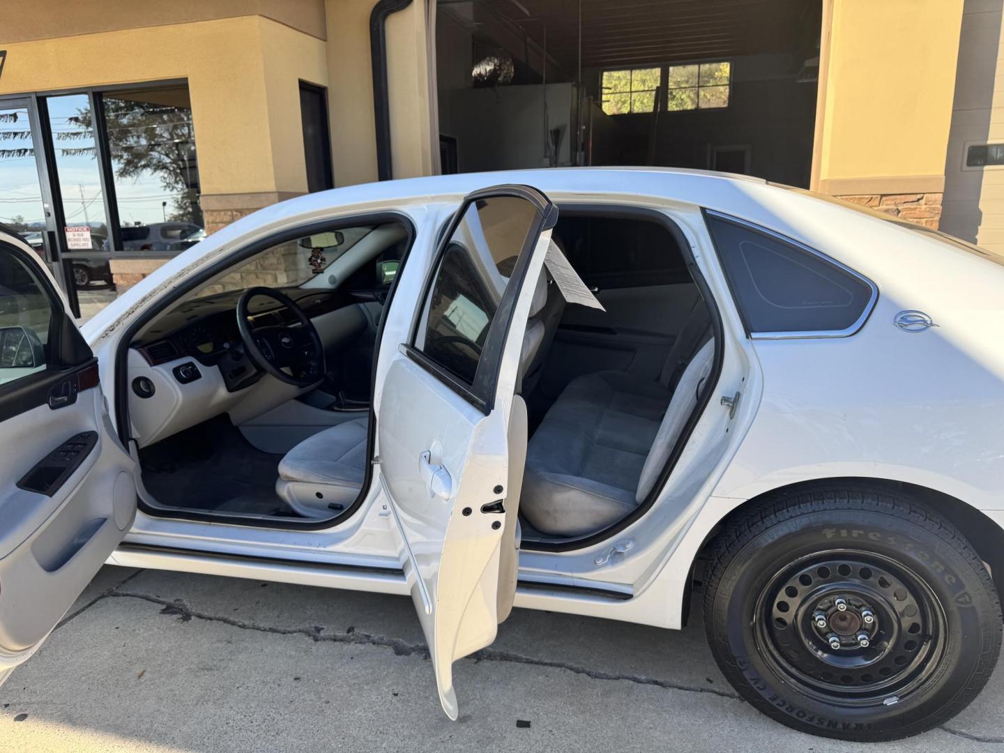 2007 White Chevrolet Impala LS (2G1WB55K079) with an 3.5L V6 OHV 16V FFV engine, 4-Speed Automatic Overdrive transmission, located at 307 West Marshall Avenue, Longview, TX, 75601, (903) 753-3091, 32.500828, -94.742577 - Photo#5