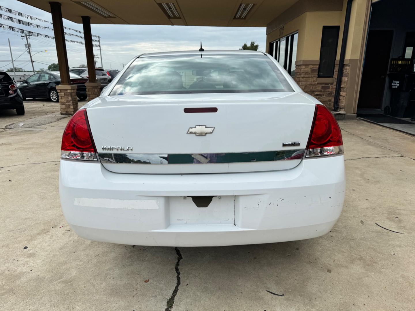 2010 White Chevrolet Impala LS (2G1WA5EK1A1) with an 3.5L V6 OHV 16V FFV engine, 4-Speed Automatic Overdrive transmission, located at 307 West Marshall Avenue, Longview, TX, 75601, (903) 753-3091, 32.500828, -94.742577 - Photo#3