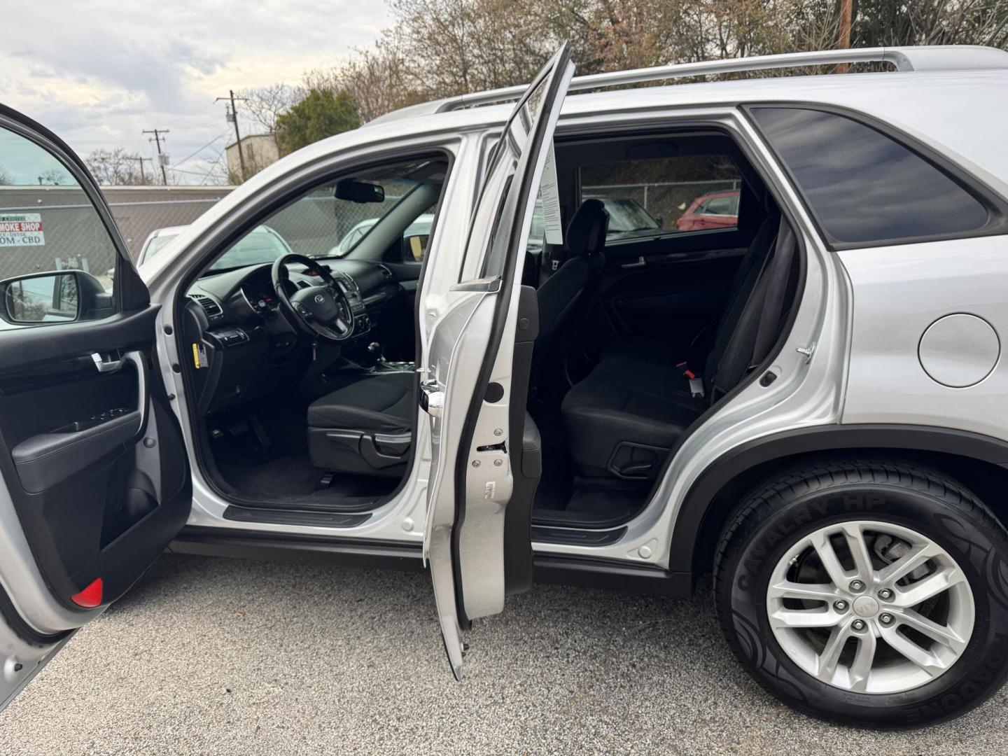 2015 SILVER Kia Sorento LX 2WD (5XYKT4A69FG) with an 2.4L L4 DOHC 16V engine, 6-Speed Automatic transmission, located at 307 West Marshall Avenue, Longview, TX, 75601, (903) 753-3091, 32.500828, -94.742577 - Photo#4