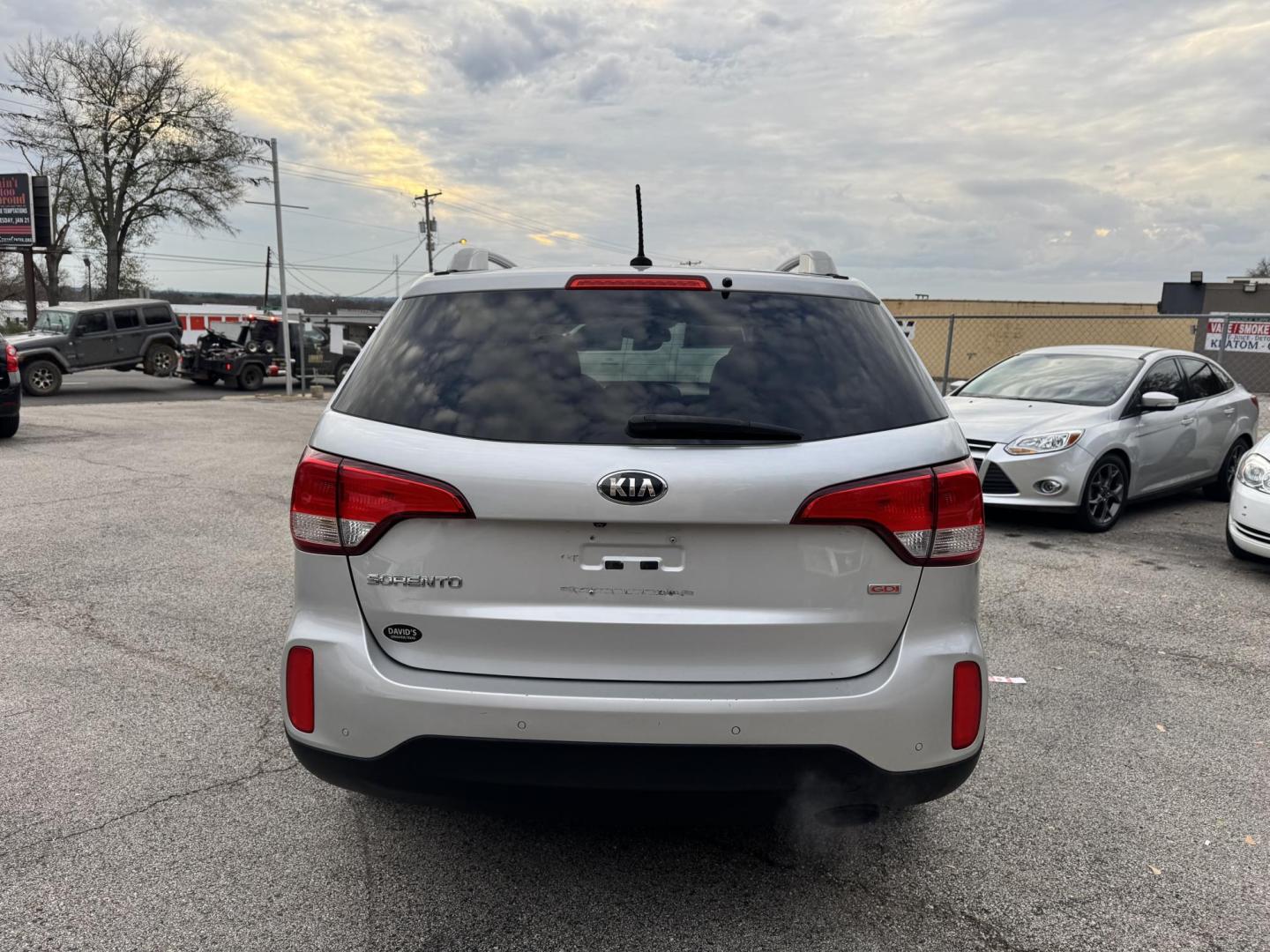 2015 SILVER Kia Sorento LX 2WD (5XYKT4A69FG) with an 2.4L L4 DOHC 16V engine, 6-Speed Automatic transmission, located at 307 West Marshall Avenue, Longview, TX, 75601, (903) 753-3091, 32.500828, -94.742577 - Photo#6