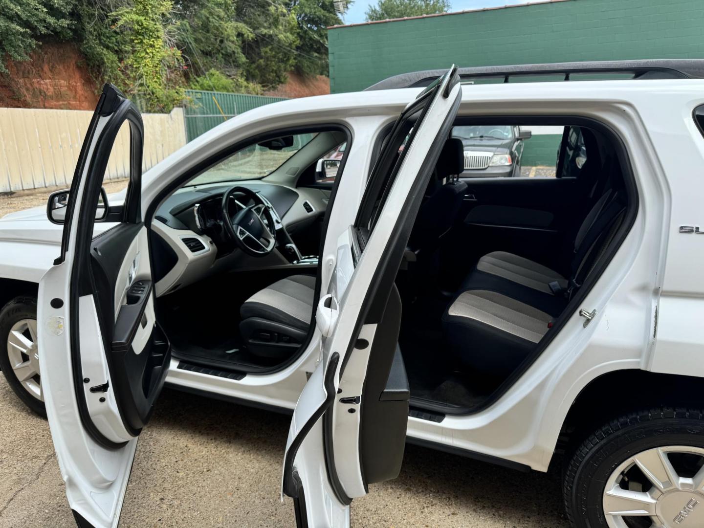 2012 White GMC Terrain SLE2 FWD (2GKALSEK8C6) with an 2.4L L4 DOHC 16V engine, 6-Speed Automatic transmission, located at 307 West Marshall Avenue, Longview, TX, 75601, (903) 753-3091, 32.500828, -94.742577 - Photo#4