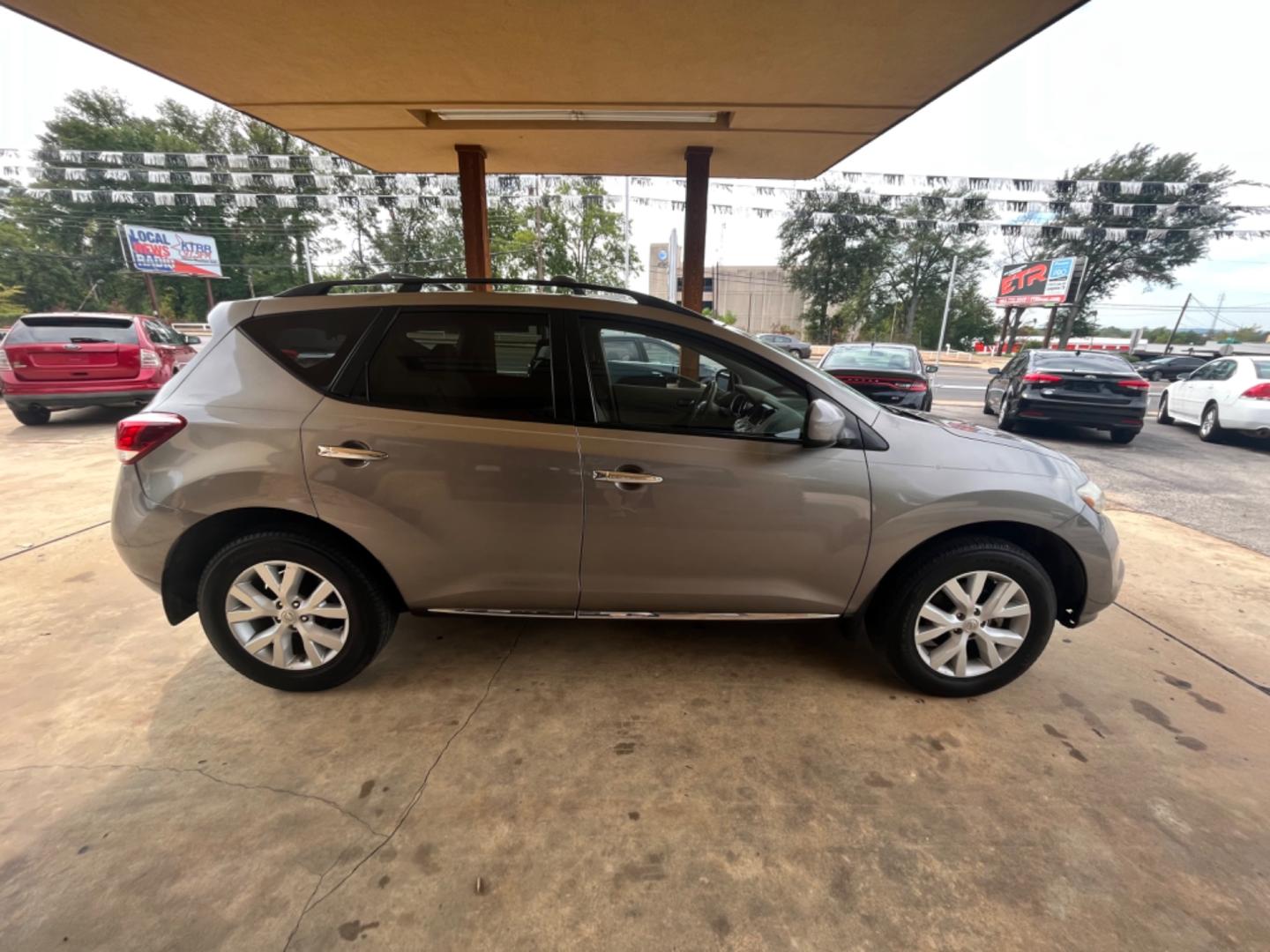 2012 GRAY Nissan Murano SV (JN8AZ1MU1CW) with an 3.5L V6 DOHC 24V engine, Continuously Variable Transmission transmission, located at 307 West Marshall Avenue, Longview, TX, 75601, (903) 753-3091, 32.500828, -94.742577 - Photo#2