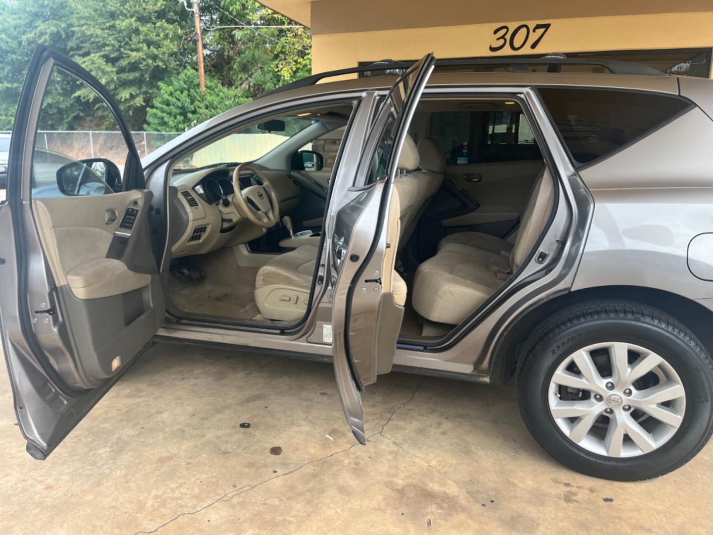 2012 GRAY Nissan Murano SV (JN8AZ1MU1CW) with an 3.5L V6 DOHC 24V engine, Continuously Variable Transmission transmission, located at 307 West Marshall Avenue, Longview, TX, 75601, (903) 753-3091, 32.500828, -94.742577 - Photo#4