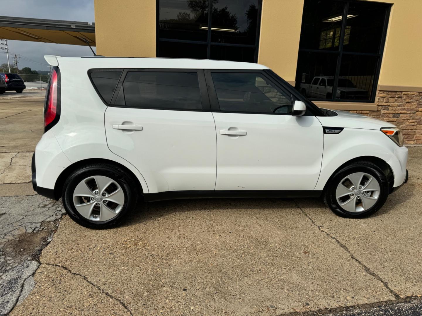 2016 White Kia Soul Base 6A (KNDJN2A20G7) with an 1.6L L4 DOHC 16V engine, 6A transmission, located at 307 West Marshall Avenue, Longview, TX, 75601, (903) 753-3091, 32.500828, -94.742577 - Photo#0