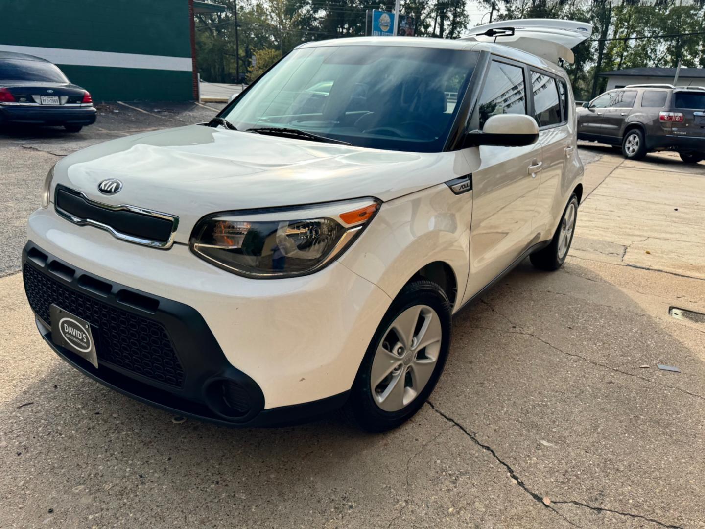 2016 White Kia Soul Base 6A (KNDJN2A20G7) with an 1.6L L4 DOHC 16V engine, 6A transmission, located at 307 West Marshall Avenue, Longview, TX, 75601, (903) 753-3091, 32.500828, -94.742577 - Photo#2