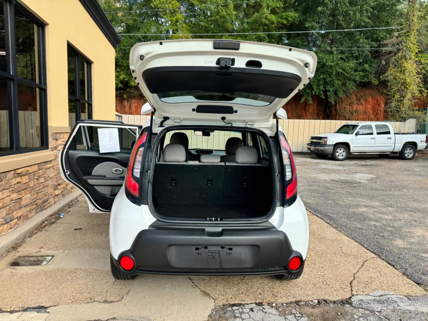 2016 White Kia Soul Base 6A (KNDJN2A20G7) with an 1.6L L4 DOHC 16V engine, 6A transmission, located at 307 West Marshall Avenue, Longview, TX, 75601, (903) 753-3091, 32.500828, -94.742577 - Photo#3