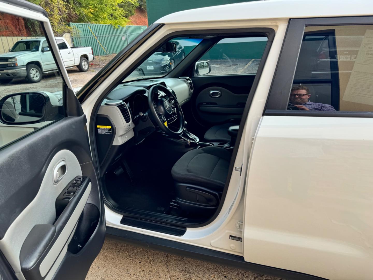 2016 White Kia Soul Base 6A (KNDJN2A20G7) with an 1.6L L4 DOHC 16V engine, 6A transmission, located at 307 West Marshall Avenue, Longview, TX, 75601, (903) 753-3091, 32.500828, -94.742577 - Photo#4