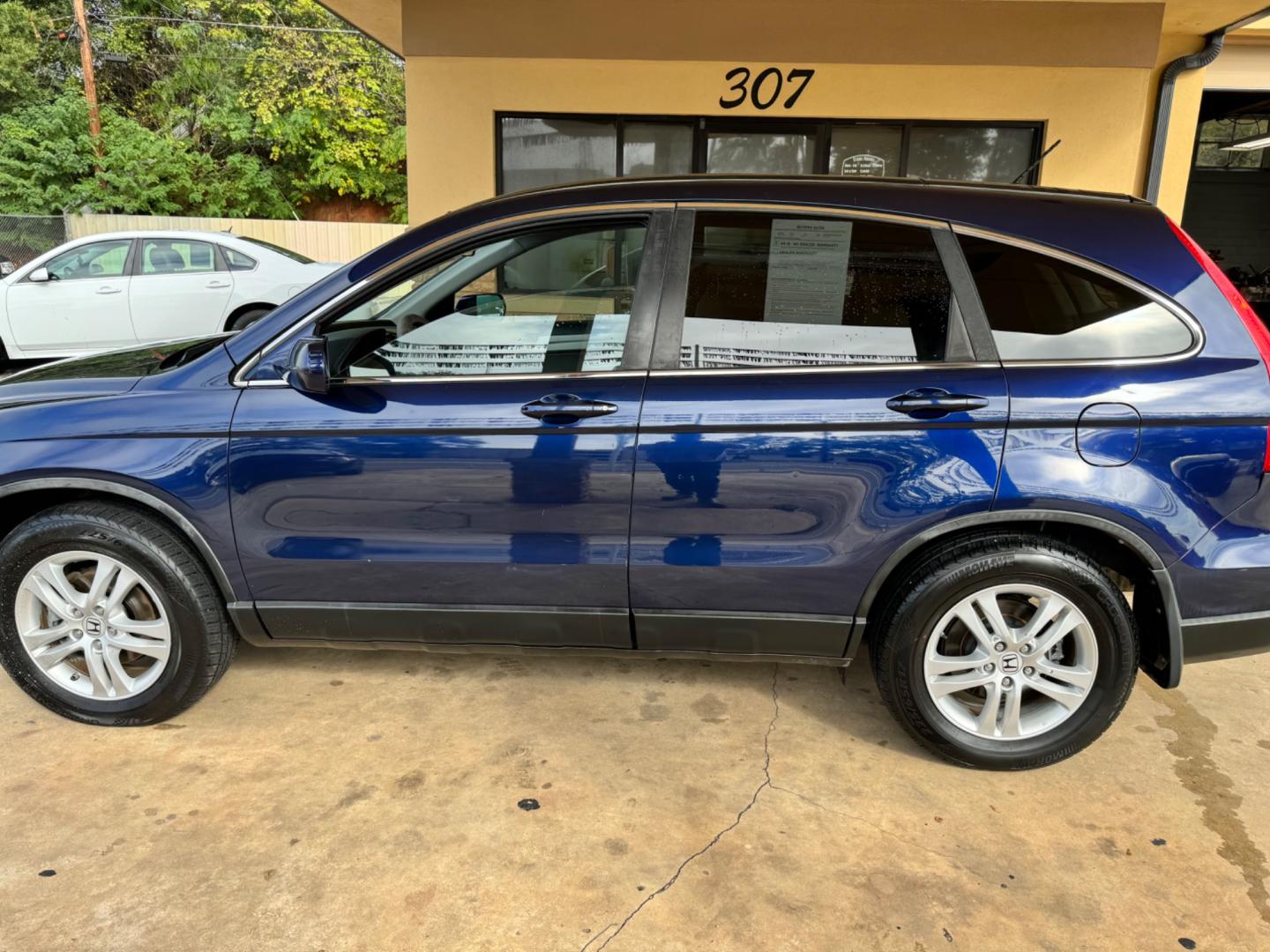 2011 BLUE Honda CR-V EX-L 4WD 5-Speed AT (5J6RE4H70BL) with an 2.4L L4 DOHC 16V engine, 5-Speed Automatic transmission, located at 307 West Marshall Avenue, Longview, TX, 75601, (903) 753-3091, 32.500828, -94.742577 - Photo#2