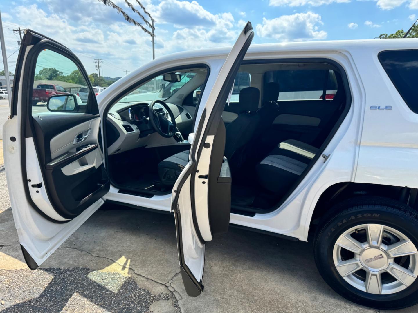 2010 WHITE GMC Terrain SLE1 FWD (2CTALBEW8A6) with an 2.4L L4 DOHC 16V engine, 6-Speed Automatic transmission, located at 307 West Marshall Avenue, Longview, TX, 75601, (903) 753-3091, 32.500828, -94.742577 - Photo#4