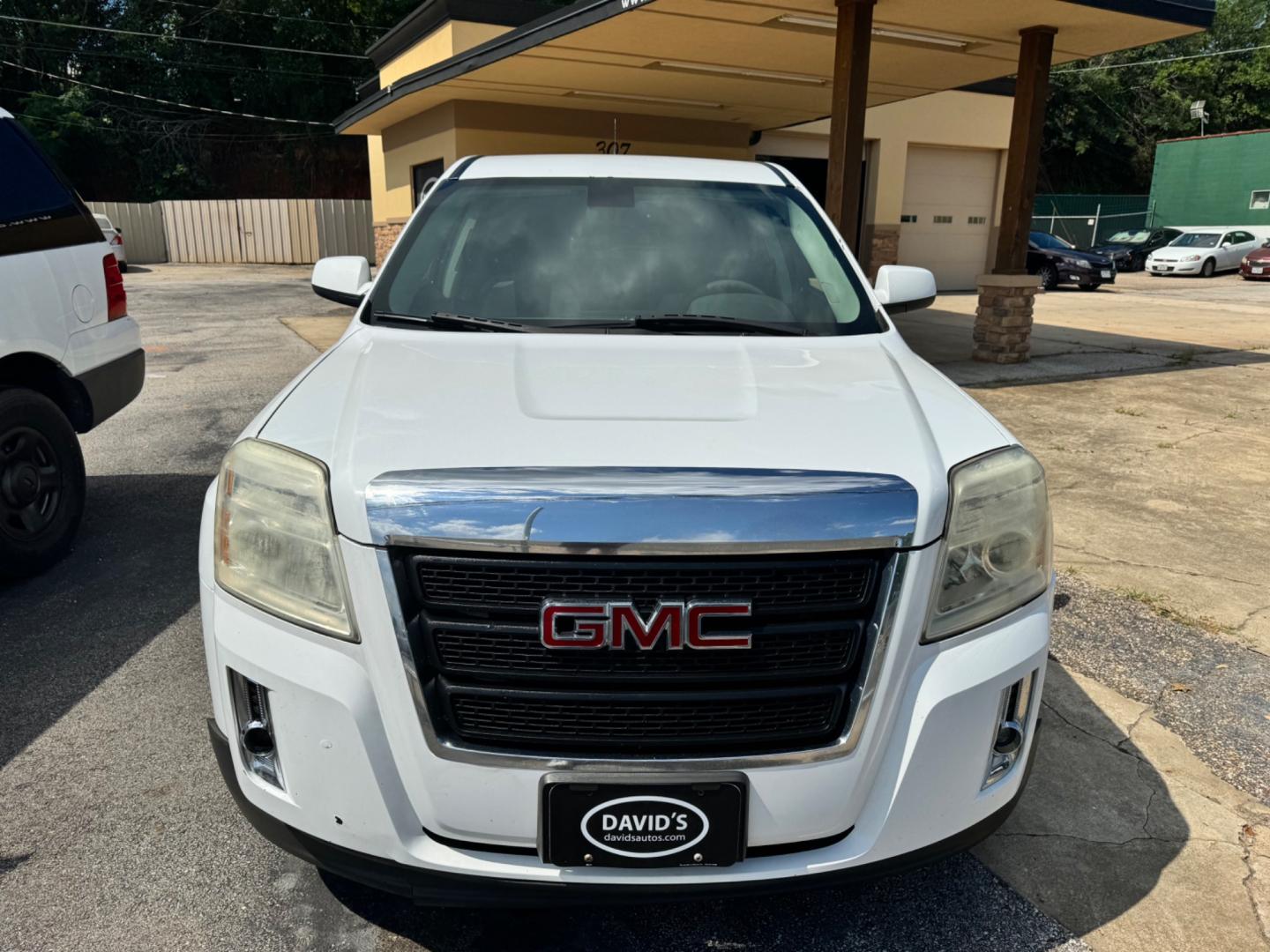 2010 WHITE GMC Terrain SLE1 FWD (2CTALBEW8A6) with an 2.4L L4 DOHC 16V engine, 6-Speed Automatic transmission, located at 307 West Marshall Avenue, Longview, TX, 75601, (903) 753-3091, 32.500828, -94.742577 - Photo#0