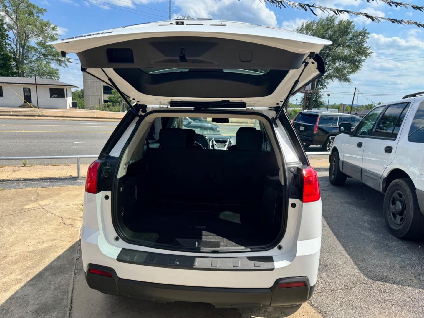 2010 WHITE GMC Terrain SLE1 FWD (2CTALBEW8A6) with an 2.4L L4 DOHC 16V engine, 6-Speed Automatic transmission, located at 307 West Marshall Avenue, Longview, TX, 75601, (903) 753-3091, 32.500828, -94.742577 - Photo#2