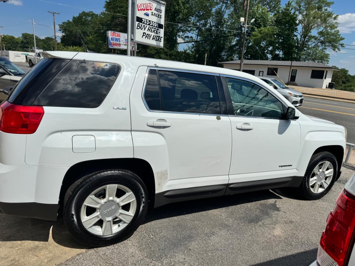 2010 WHITE GMC Terrain SLE1 FWD (2CTALBEW8A6) with an 2.4L L4 DOHC 16V engine, 6-Speed Automatic transmission, located at 307 West Marshall Avenue, Longview, TX, 75601, (903) 753-3091, 32.500828, -94.742577 - Photo#1