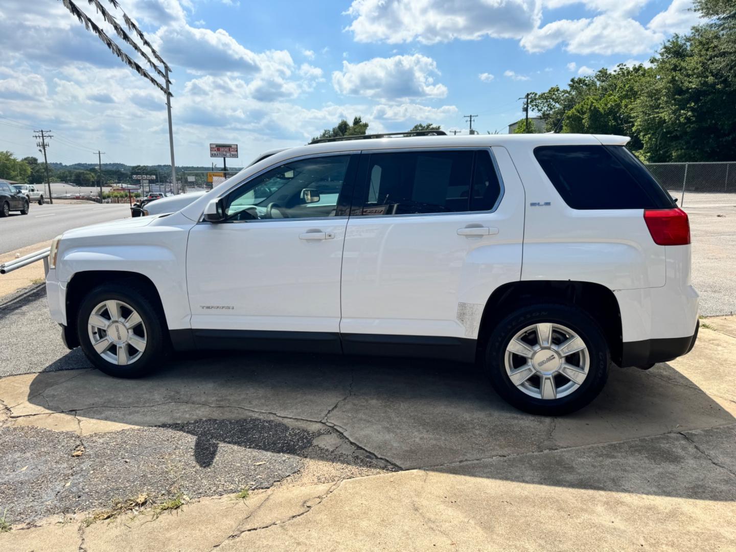 2010 WHITE GMC Terrain SLE1 FWD (2CTALBEW8A6) with an 2.4L L4 DOHC 16V engine, 6-Speed Automatic transmission, located at 307 West Marshall Avenue, Longview, TX, 75601, (903) 753-3091, 32.500828, -94.742577 - Photo#5