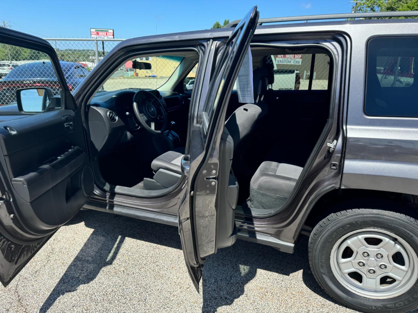 2015 Jeep Patriot Sport 2WD (1C4NJPBA2FD) with an 2.0L L4 DOHC 16V engine, located at 307 West Marshall Avenue, Longview, TX, 75601, (903) 753-3091, 32.500828, -94.742577 - Photo#5