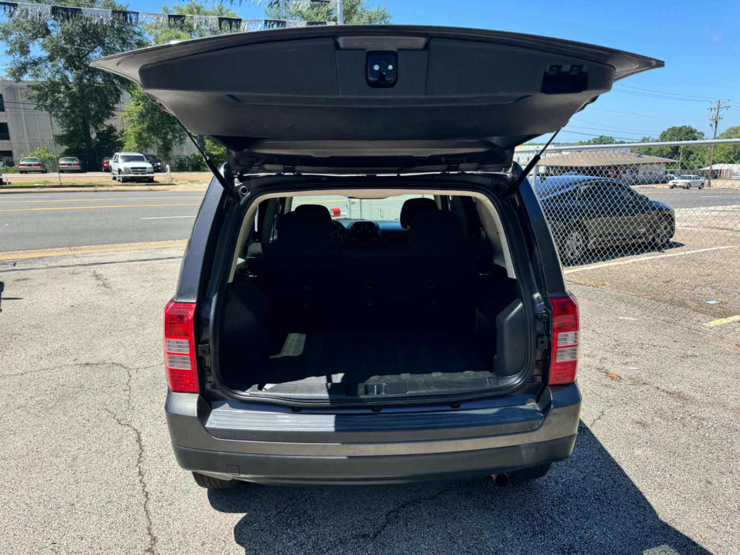 2015 Jeep Patriot Sport 2WD (1C4NJPBA2FD) with an 2.0L L4 DOHC 16V engine, located at 307 West Marshall Avenue, Longview, TX, 75601, (903) 753-3091, 32.500828, -94.742577 - Photo#3