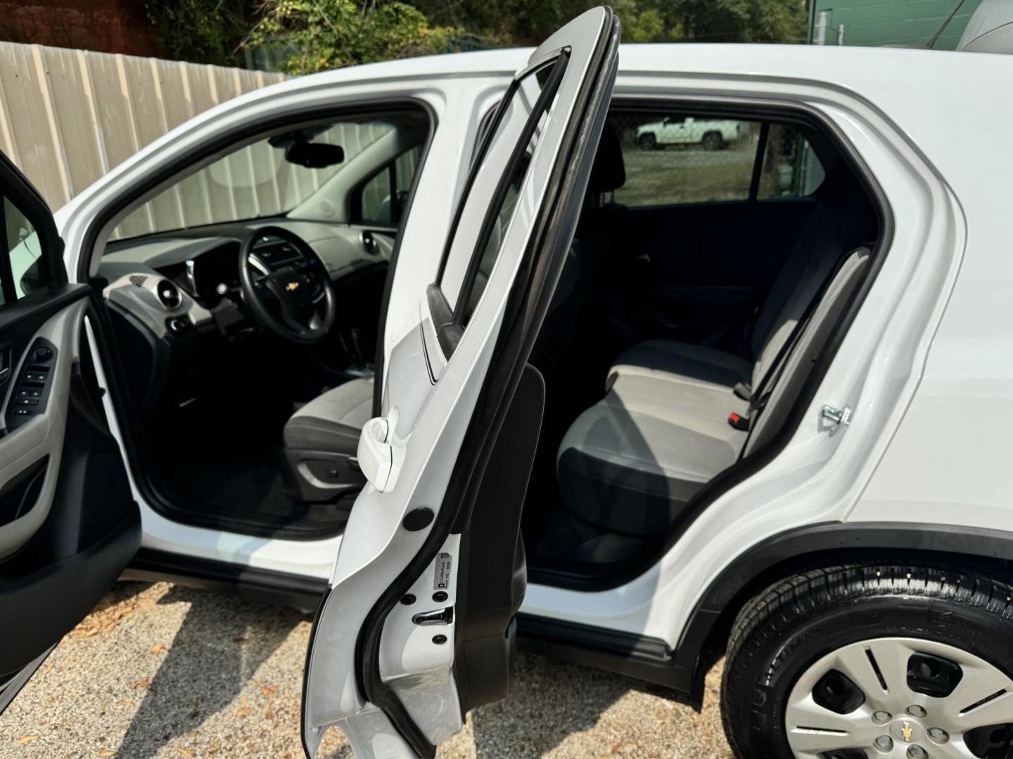 2015 White Chevrolet Trax LS FWD (KL7CJKSB4FB) with an 1.4L L4 DOHC 16V FFV engine, located at 307 West Marshall Avenue, Longview, TX, 75601, (903) 753-3091, 32.500828, -94.742577 - Photo#5