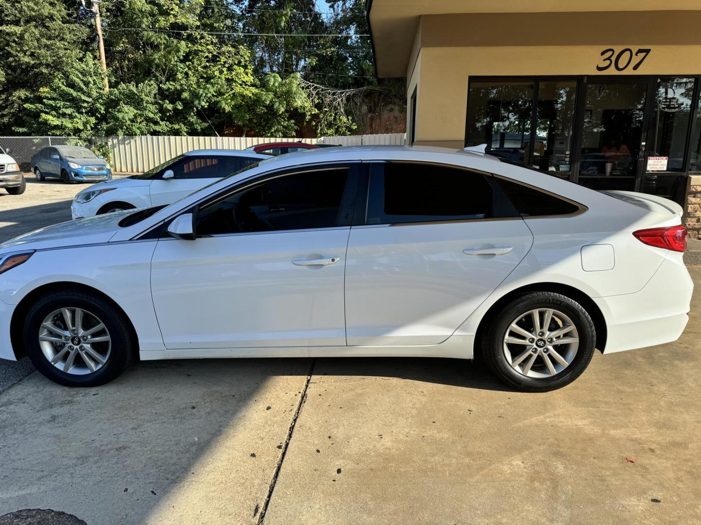 2017 Hyundai Sonata SE (5NPE24AFXHH) with an 2.4L L4 DOHC 16V engine, 7A transmission, located at 307 West Marshall Avenue, Longview, TX, 75601, (903) 753-3091, 32.500828, -94.742577 - Photo#0