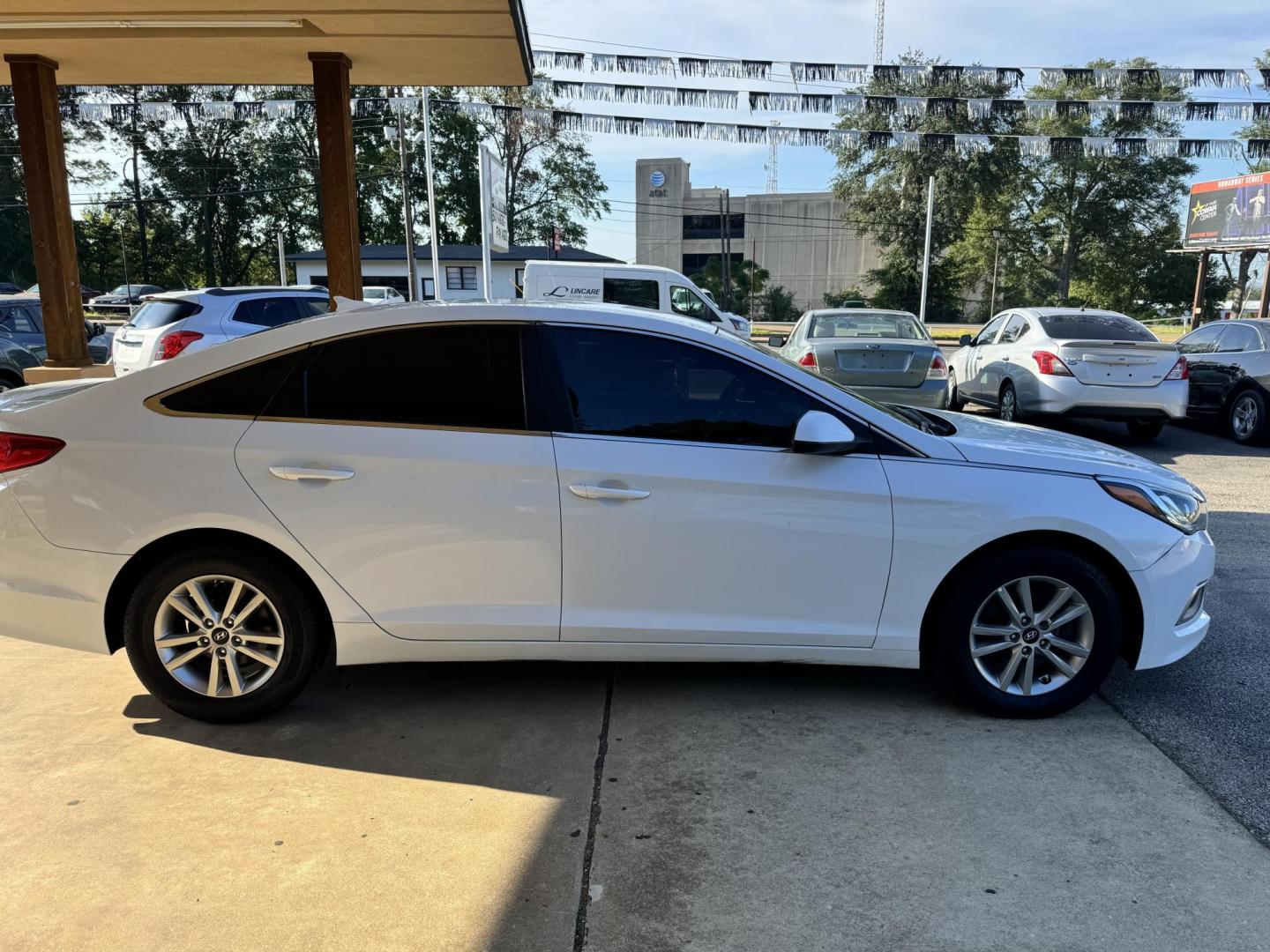 2017 Hyundai Sonata SE (5NPE24AFXHH) with an 2.4L L4 DOHC 16V engine, 7A transmission, located at 307 West Marshall Avenue, Longview, TX, 75601, (903) 753-3091, 32.500828, -94.742577 - Photo#1