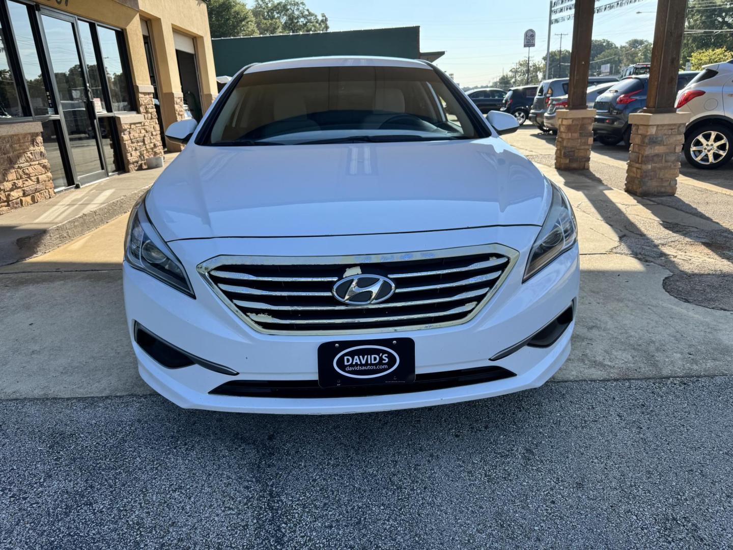 2017 Hyundai Sonata SE (5NPE24AFXHH) with an 2.4L L4 DOHC 16V engine, 7A transmission, located at 307 West Marshall Avenue, Longview, TX, 75601, (903) 753-3091, 32.500828, -94.742577 - Photo#2