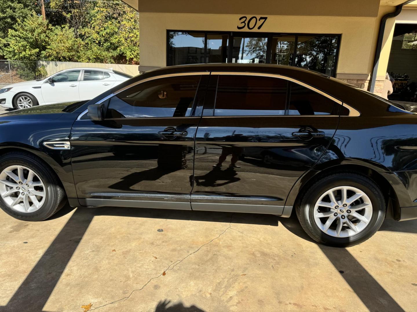 2014 BLACK Ford Taurus SE FWD (1FAHP2D82EG) with an 3.5L V6 DOHC 24V engine, 6-Speed Automatic transmission, located at 307 West Marshall Avenue, Longview, TX, 75601, (903) 753-3091, 32.500828, -94.742577 - Photo#2