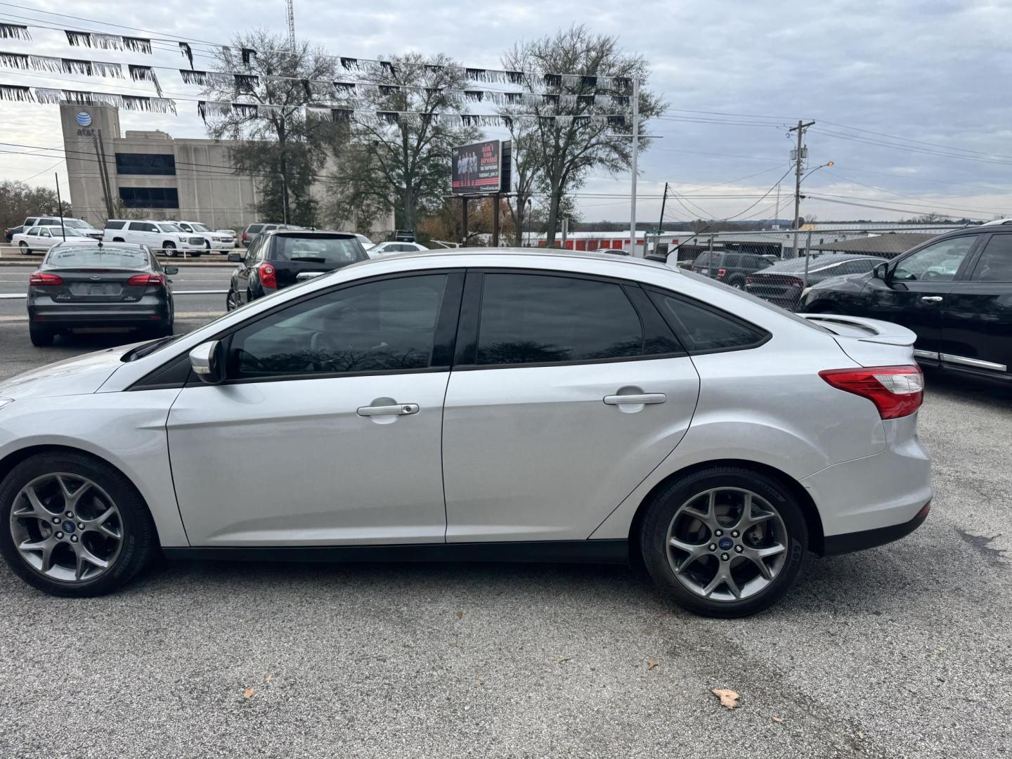 2014 SILVER Ford Focus SE Sedan (1FADP3F29EL) with an 2.0L L4 DOHC 16V engine, located at 307 West Marshall Avenue, Longview, TX, 75601, (903) 753-3091, 32.500828, -94.742577 - Photo#1