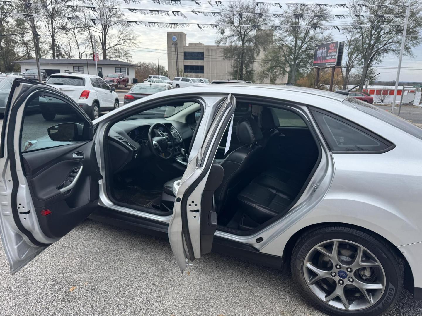 2014 SILVER Ford Focus SE Sedan (1FADP3F29EL) with an 2.0L L4 DOHC 16V engine, located at 307 West Marshall Avenue, Longview, TX, 75601, (903) 753-3091, 32.500828, -94.742577 - Photo#3