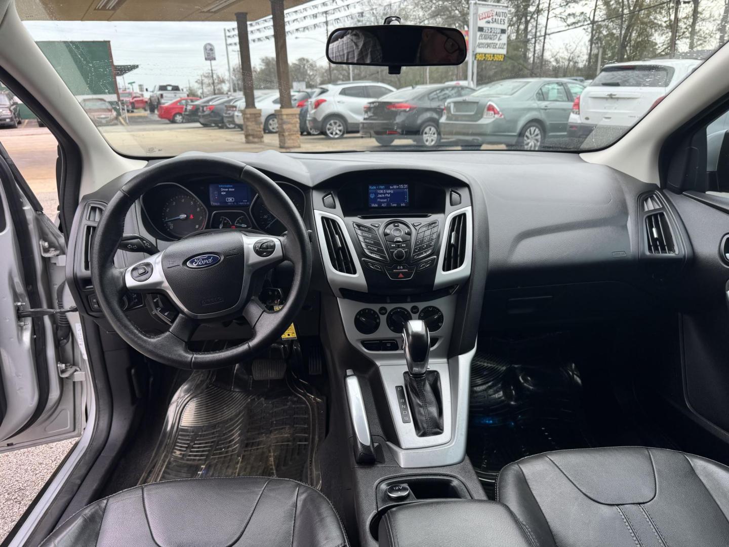 2014 SILVER Ford Focus SE Sedan (1FADP3F29EL) with an 2.0L L4 DOHC 16V engine, located at 307 West Marshall Avenue, Longview, TX, 75601, (903) 753-3091, 32.500828, -94.742577 - Photo#4