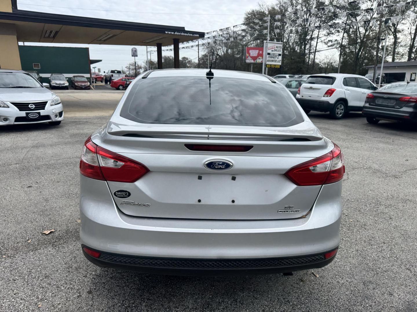 2014 SILVER Ford Focus SE Sedan (1FADP3F29EL) with an 2.0L L4 DOHC 16V engine, located at 307 West Marshall Avenue, Longview, TX, 75601, (903) 753-3091, 32.500828, -94.742577 - Photo#5