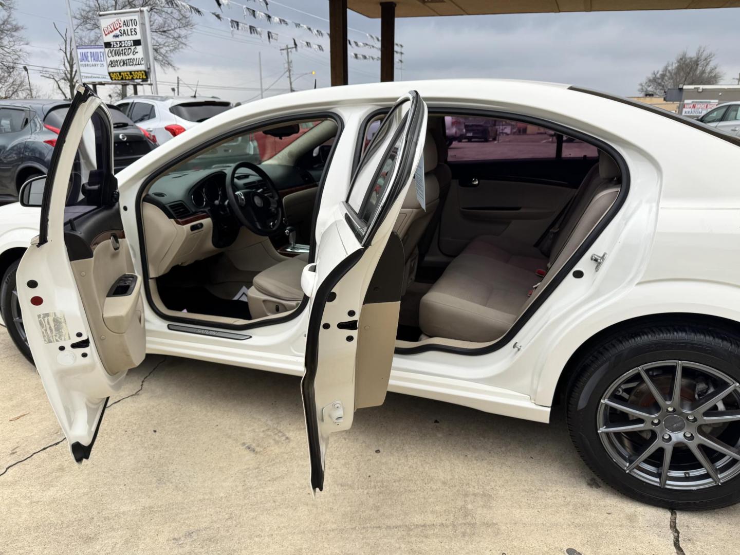 2007 White Saturn Aura XE (1G8ZS57N37F) with an 3.5L V6 12V OHV engine, 4-Speed Automatic Overdrive transmission, located at 307 West Marshall Avenue, Longview, TX, 75601, (903) 753-3091, 32.500828, -94.742577 - Photo#4