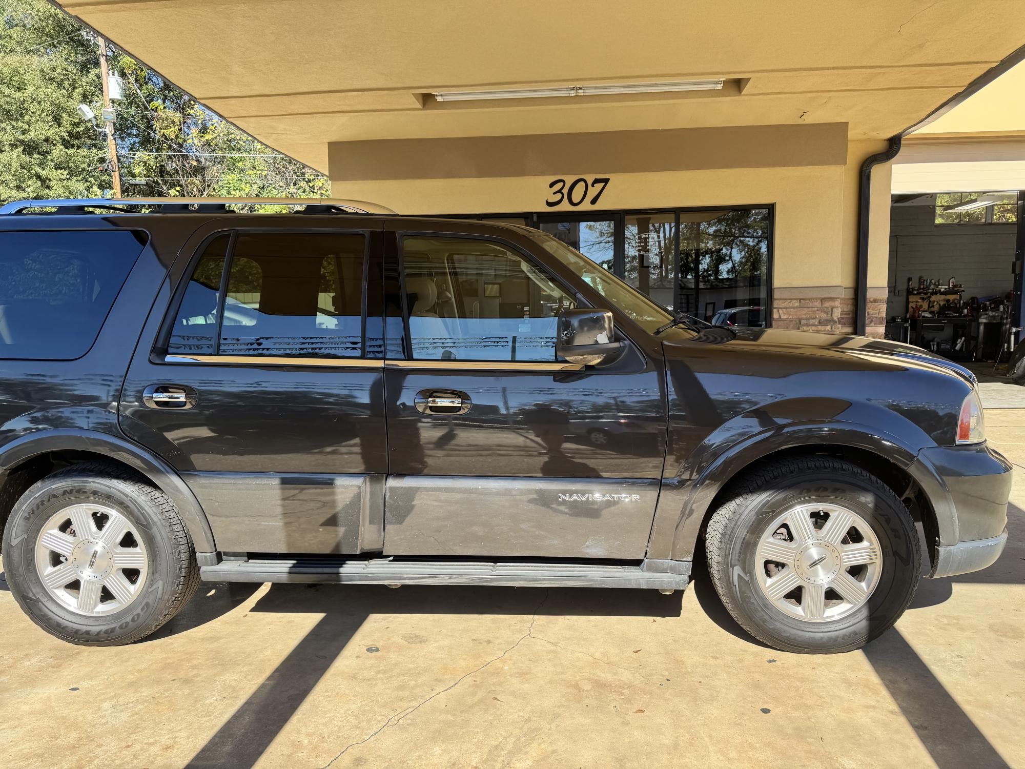 photo of 2005 Lincoln Navigator Luxury 2WD