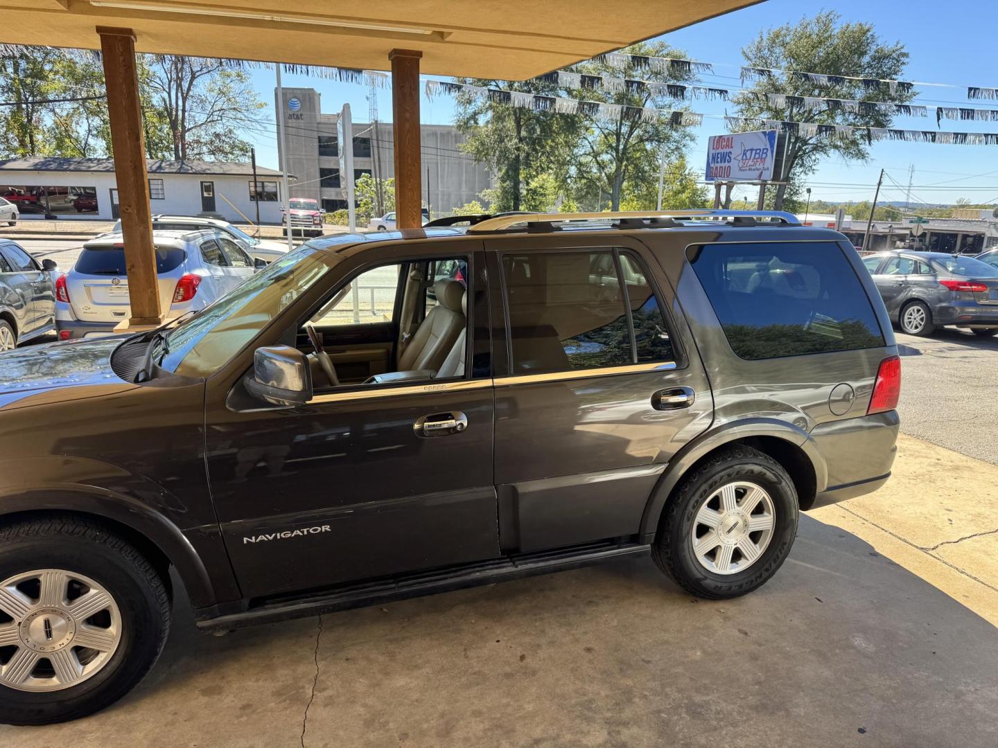 2005 Gray Lincoln Navigator Luxury 2WD (5LMFU27515L) with an 5.4L V8 SOHC 24V engine, 6-Speed Automatic Overdrive transmission, located at 307 West Marshall Avenue, Longview, TX, 75601, (903) 753-3091, 32.500828, -94.742577 - Photo#2