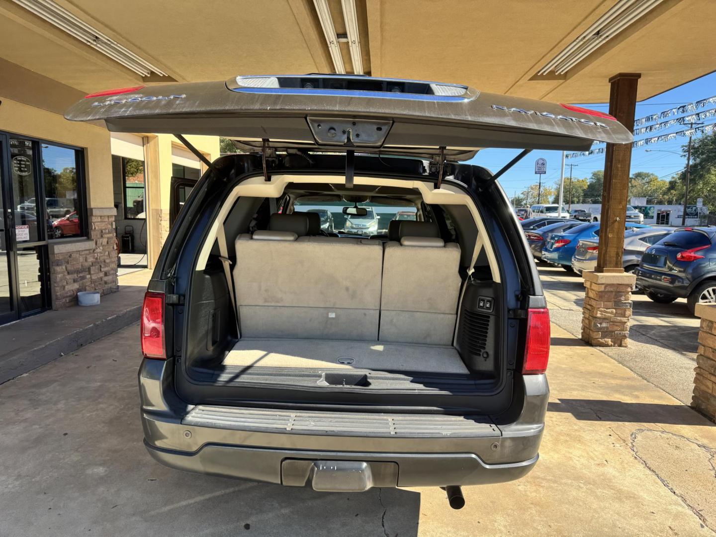 2005 Gray Lincoln Navigator Luxury 2WD (5LMFU27515L) with an 5.4L V8 SOHC 24V engine, 6-Speed Automatic Overdrive transmission, located at 307 West Marshall Avenue, Longview, TX, 75601, (903) 753-3091, 32.500828, -94.742577 - Photo#3