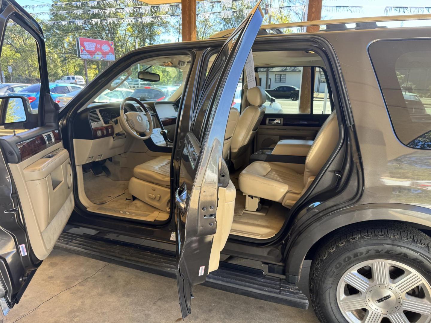 2005 Gray Lincoln Navigator Luxury 2WD (5LMFU27515L) with an 5.4L V8 SOHC 24V engine, 6-Speed Automatic Overdrive transmission, located at 307 West Marshall Avenue, Longview, TX, 75601, (903) 753-3091, 32.500828, -94.742577 - Photo#4