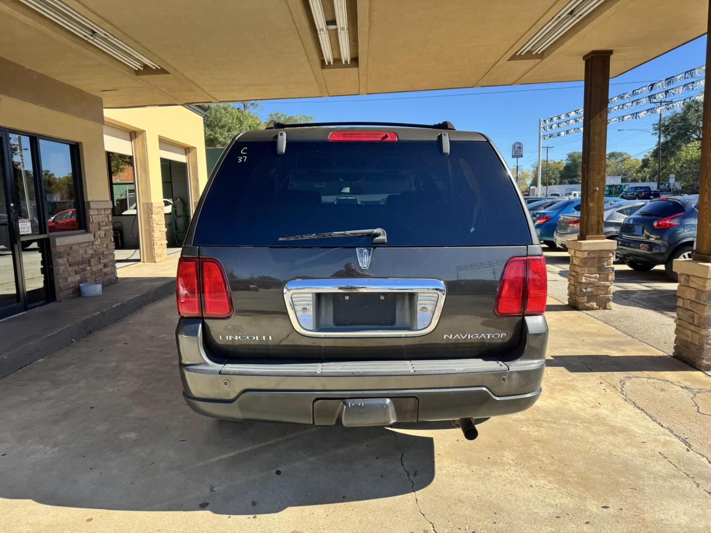 2005 Gray Lincoln Navigator Luxury 2WD (5LMFU27515L) with an 5.4L V8 SOHC 24V engine, 6-Speed Automatic Overdrive transmission, located at 307 West Marshall Avenue, Longview, TX, 75601, (903) 753-3091, 32.500828, -94.742577 - Photo#5