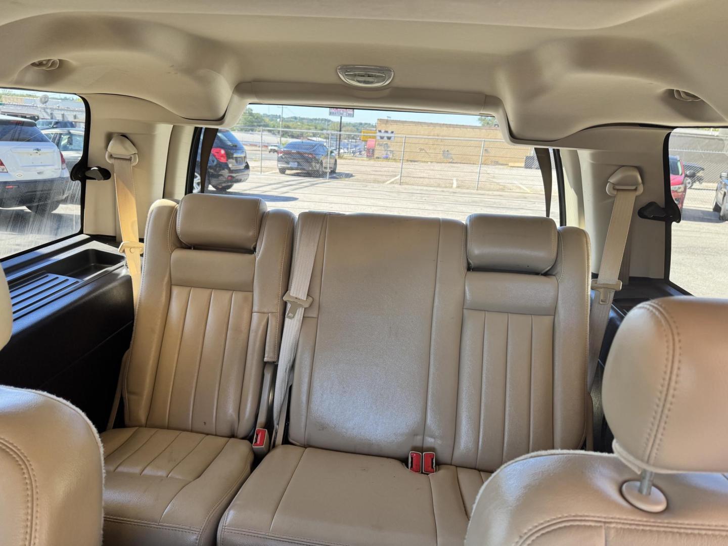 2005 Gray Lincoln Navigator Luxury 2WD (5LMFU27515L) with an 5.4L V8 SOHC 24V engine, 6-Speed Automatic Overdrive transmission, located at 307 West Marshall Avenue, Longview, TX, 75601, (903) 753-3091, 32.500828, -94.742577 - Photo#7