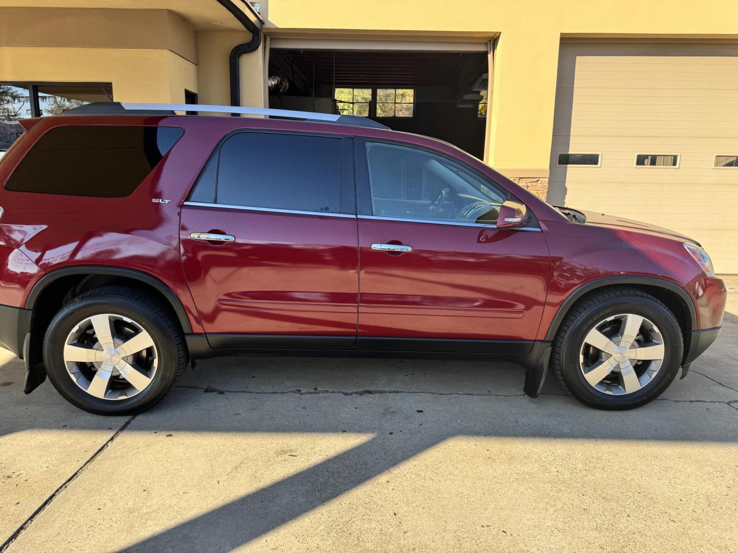 2011 MAROON GMC Acadia SLT-1 AWD (1GKKVRED5BJ) with an 3.6L V6 DOHC 24V engine, 6-Speed Automatic transmission, located at 307 West Marshall Avenue, Longview, TX, 75601, (903) 753-3091, 32.500828, -94.742577 - Photo#0