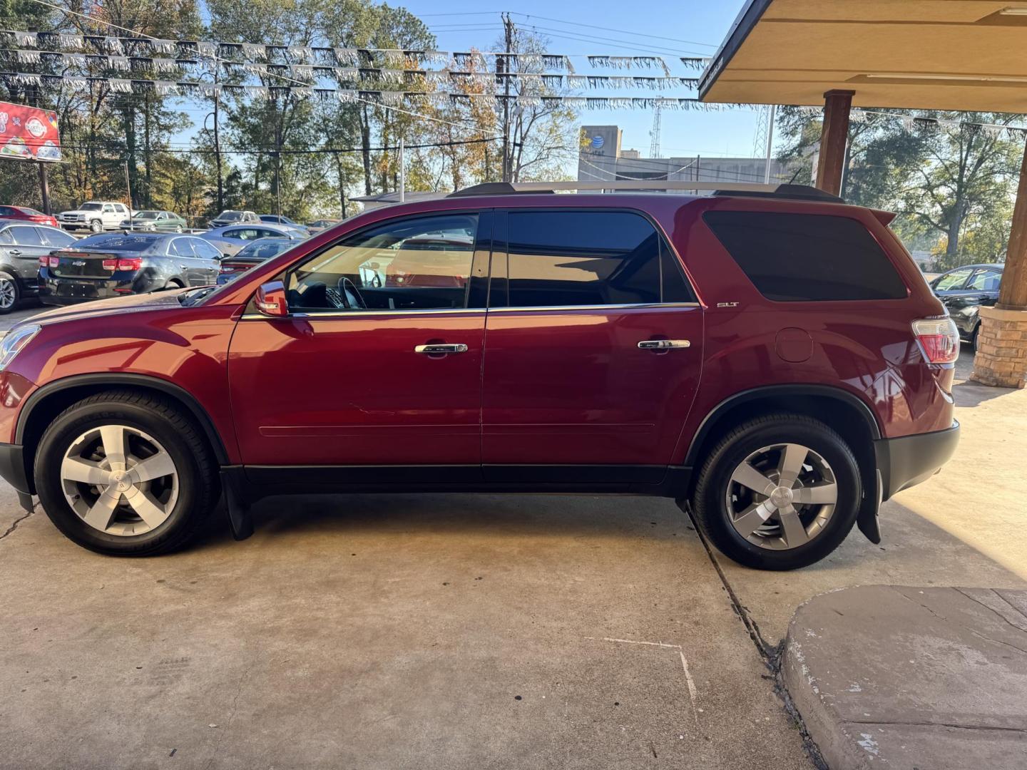 2011 MAROON GMC Acadia SLT-1 AWD (1GKKVRED5BJ) with an 3.6L V6 DOHC 24V engine, 6-Speed Automatic transmission, located at 307 West Marshall Avenue, Longview, TX, 75601, (903) 753-3091, 32.500828, -94.742577 - Photo#2